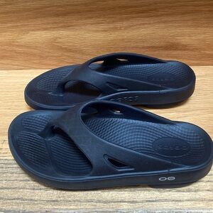 Black OOFOS flip flops - excellent condition